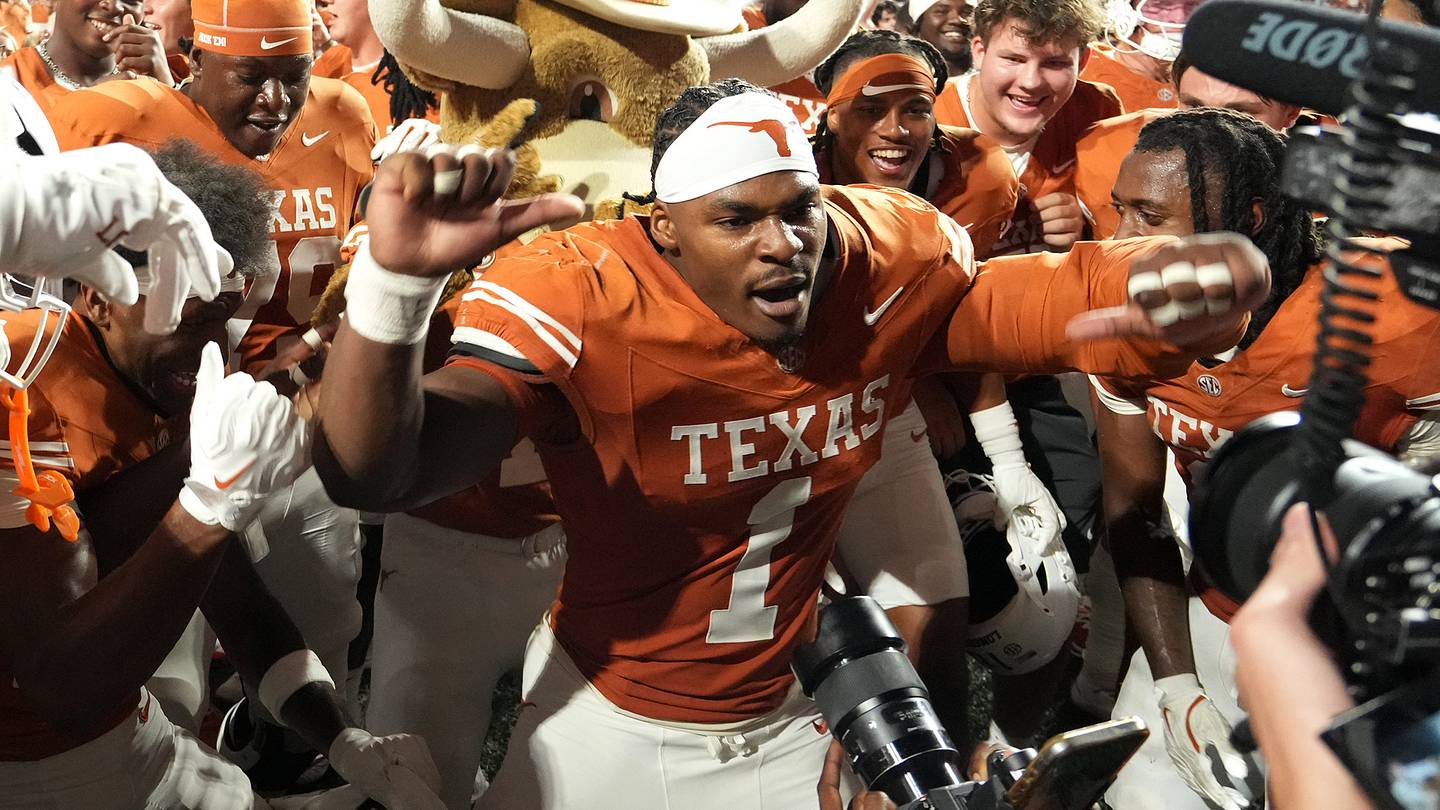 Colin Simmons Ties Texas Longhorns Sack Record With Historic Day vs. Tennessee