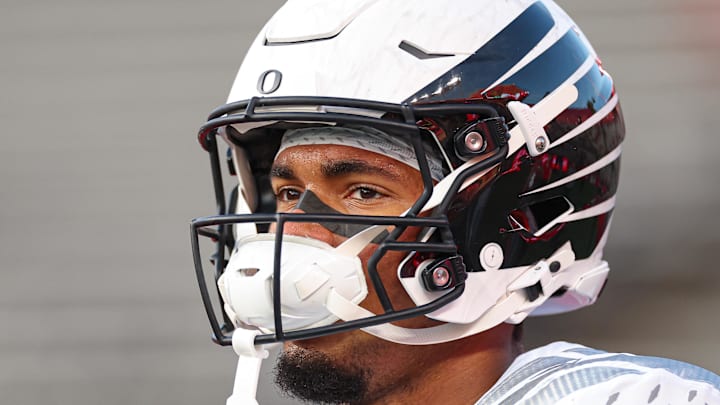Oct 18, 2025; Piscataway, New Jersey, USA; Oregon Ducks tight end Kenyon Sadiq (18) warms up before the game against the Rutgers Scarlet Knights at SHI Stadium. Oct 18, 2025; Piscataway, New Jersey, USA; Oregon Ducks tight end Kenyon Sadiq (18) warms up before the game against the Rutgers Scarlet Knights at SHI Stadium.