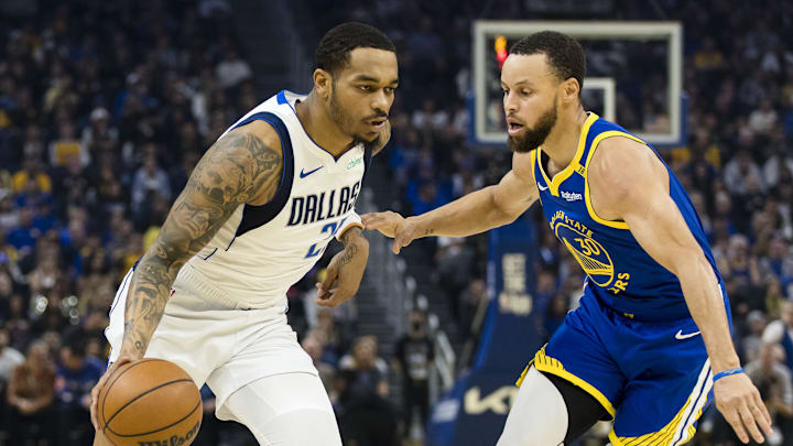 Feb 23, 2025; San Francisco, California, USA; Golden State Warriors guard Stephen Curry (30) defends against Dallas Mavericks forward P.J. Washington (25) during the first quarter at Chase Center. Mandatory Credit: John Hefti-Imagn Images