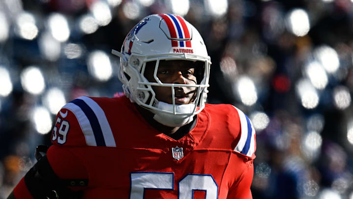 New England Patriots offensive tackle Vederian Lowe (59)