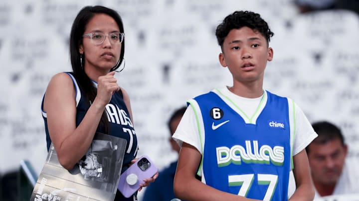 Apr 9, 2025; Dallas, Texas, USA; Los Angeles Lakers guard Luka Doncic (77) fans before the game against the Dallas Mavericks at American Airlines Center. Mandatory Credit: Kevin Jairaj-Imagn Images Apr 9, 2025; Dallas, Texas, USA; Los Angeles Lakers guard Luka Doncic (77) fans before the game against the Dallas Mavericks at American Airlines Center. Mandatory Credit: Kevin Jairaj-Imagn Images