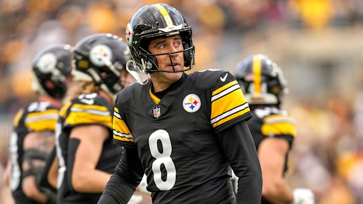 Pittsburgh Steelers quarterback Aaron Rodgers (8) comes off the field after failing to convert on third down in the second quarter of the NFL Week 11 game between the Pittsburgh Steelers and the Cincinnati Bengals at Acrisure Stadium in Pittsburgh on Sunday, Nov. 16, 2025. The Steelers led 10-6 at halftime.