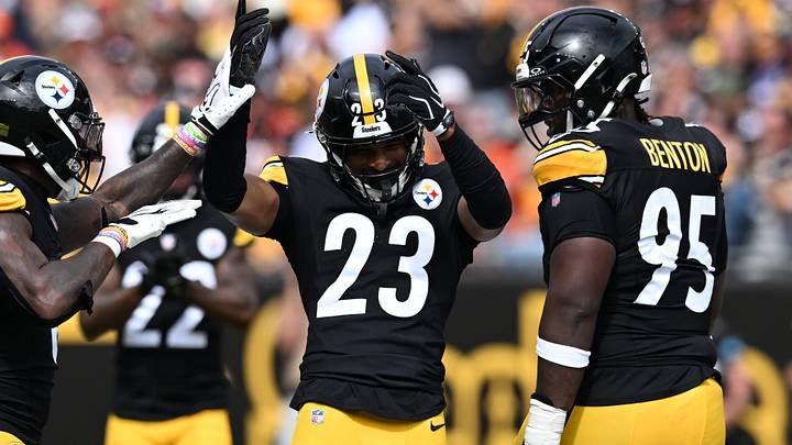 Sep 27, 2026; Pittsburgh, Pennsylvania, USA; Pittsburgh Steelers cornerback Daylen Everette (23) celebrates breaking up a pass with teammates during the second quarter against the Cincinnati Bengals at Acrisure Stadium. Mandatory Credit: Barry Reeger-Imagn Images Sep 27, 2026; Pittsburgh, Pennsylvania, USA; Pittsburgh Steelers cornerback Daylen Everette (23) celebrates breaking up a pass with teammates during the second quarter against the Cincinnati Bengals at Acrisure Stadium. Mandatory Credit: Barry Reeger-Imagn Images