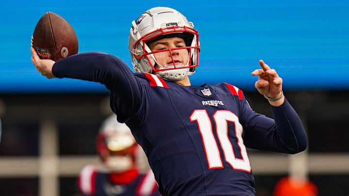 Jan 5, 2025; Foxborough, Massachusetts, USA; New England Patriots quarterback Drake Maye (10) warms up before the start of the game against the Buffalo Bills at Gillette Stadium. Mandatory Credit: David Butler II-Imagn Images Jan 5, 2025; Foxborough, Massachusetts, USA; New England Patriots quarterback Drake Maye (10) warms up before the start of the game against the Buffalo Bills at Gillette Stadium. Mandatory Credit: David Butler II-Imagn Images