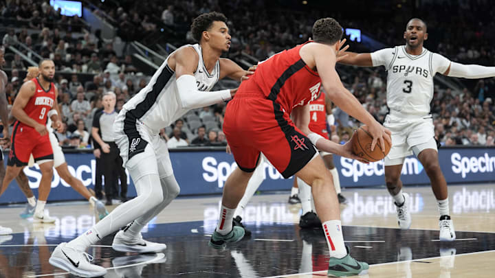 Victor Wembanyama defends Alperen Sengun during the Spurs - Rockets game. 