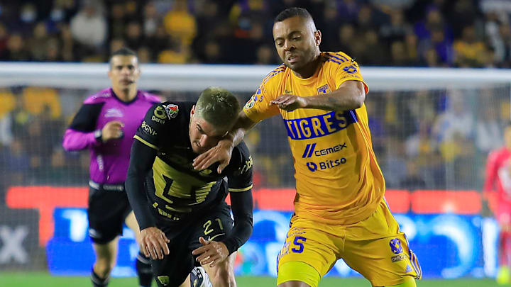 El argentino Gustavo del Prete de Pumas y el brasileño Rafael Carioca de Tigres durante el Clausura 2023.