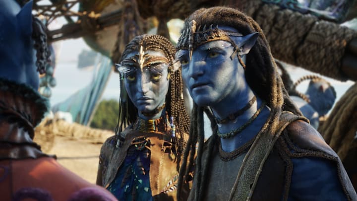 (L-R) Peylak (David Thewlis), Neytiri (Zoe Saldaña) and Jake Sully (Sam Worthington) in 20th Century Studios' AVATAR: FIRE AND ASH.