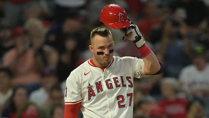 Sep 23, 2025; Anaheim, California, USA;  Los Angeles Angels right fielder Mike Trout (27) tips his cap to the crowd as they applaud the announcment of his 400th career home run during the first inning against the Kansas City Royals at Angel Stadium. Mandatory Credit: Jayne Kamin-Oncea-Imagn Images