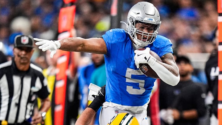 Detroit Lions running back David Montgomery (5) runs against Green Bay Packers linebacker Isaiah McDuffie (58) during the second half at Ford Field in Detroit on Thursday, Nov. 27, 2025.