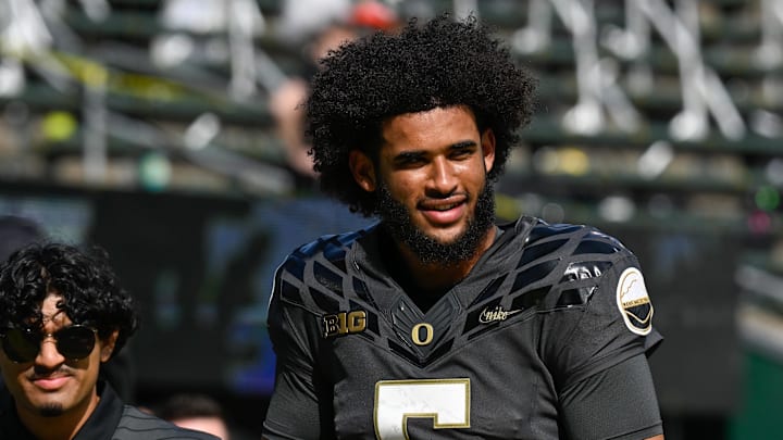 Sep 20, 2025; Eugene, Oregon, USA; Oregon Ducks quarterback Dante Moore (5) warms up before the game against the Oregon State Beavers at Autzen Stadium. Mandatory Credit: Troy Wayrynen-Imagn Images Sep 20, 2025; Eugene, Oregon, USA; Oregon Ducks quarterback Dante Moore (5) warms up before the game against the Oregon State Beavers at Autzen Stadium. Mandatory Credit: Troy Wayrynen-Imagn Images