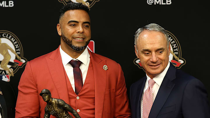 Nelson Cruz, que perdió a su hermana en la tragedia de la discoteca de Dominicana y Rob Manfred, comisionado de la MLB