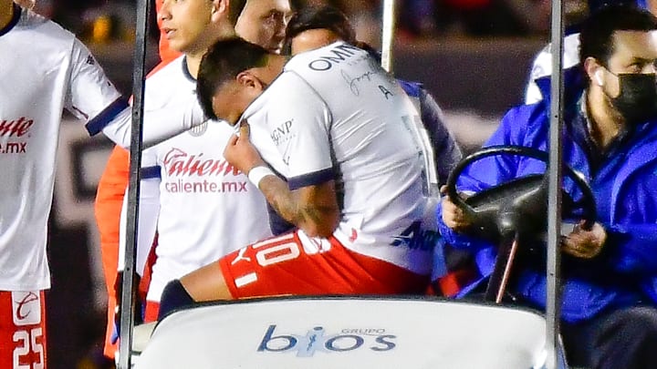 Alexis Vega salió lesionado del partido ante San Luis