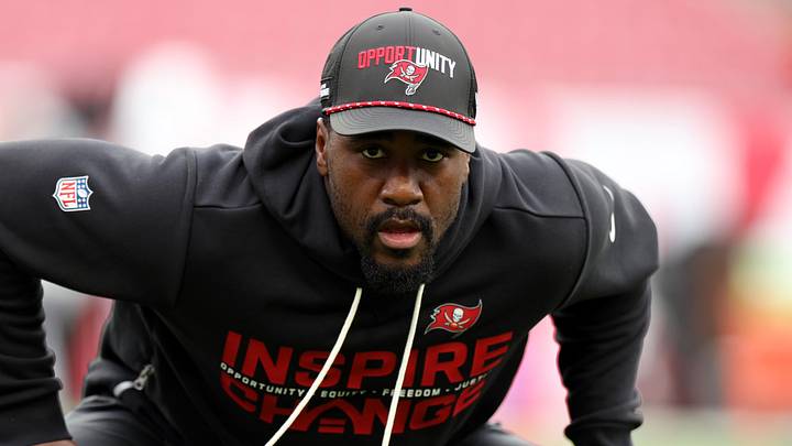 Tampa Bay Buccaneers linebacker Lavonte David (54) warms up before the game against the Carolina Panthers 