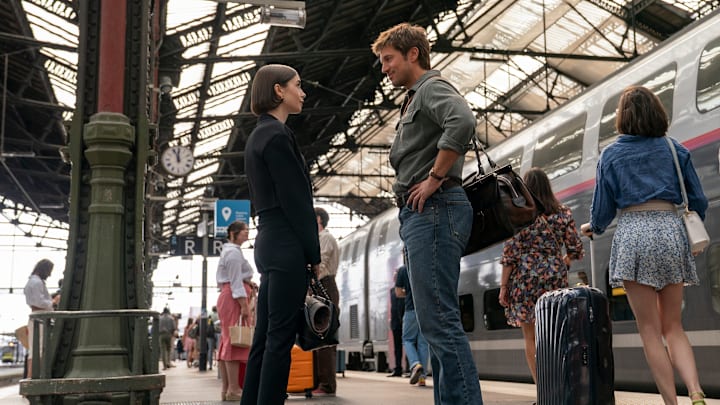 Emily in Paris'te. (Soldan sağa) Emily rolünde Lily Collins, Gabriel rolünde Lucas Bravo, Emily in Paris'te. Emily in Paris'te. (Soldan sağa) Emily rolünde Lily Collins, Gabriel rolünde Lucas Bravo, Emily in Paris'te.