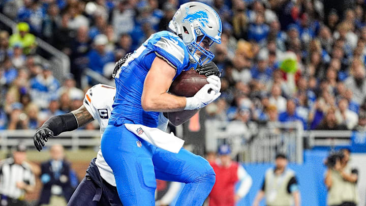 Detroit Lions tight end Sam LaPorta (87) makes a catch for a touchdown against Chicago Bears cornerback Jaylon Johnson (1) during the first half at Ford Field in Detroit on Thursday, Nov. 28, 2024.