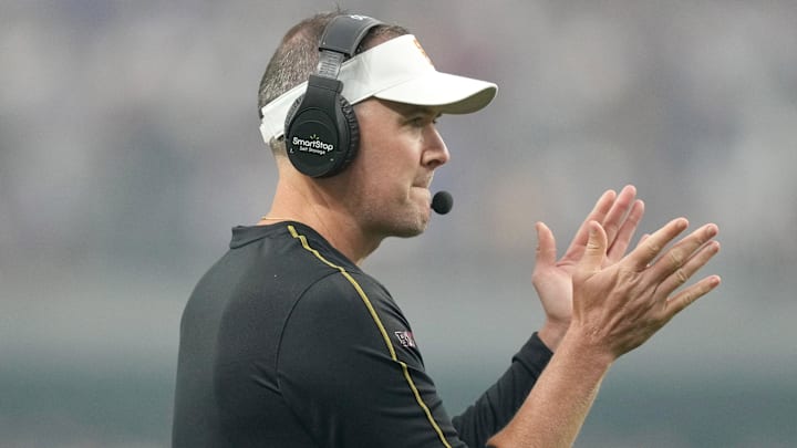 Sep 1, 2024; Paradise, Nevada, USA; Southern California Trojans head coach Lincoln Riley reacts in the first half against the LSU Tigers at Allegiant Stadium. Mandatory Credit: Kirby Lee-Imagn Images Sep 1, 2024; Paradise, Nevada, USA; Southern California Trojans head coach Lincoln Riley reacts in the first half against the LSU Tigers at Allegiant Stadium. Mandatory Credit: Kirby Lee-Imagn Images