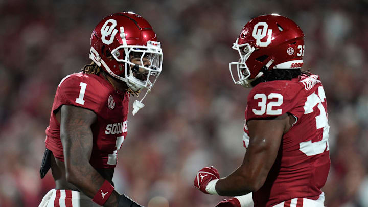 Oklahoma linebacker Dasan McCullough (1) and defensive end R Mason Thomas. Oklahoma linebacker Dasan McCullough (1) and defensive end R Mason Thomas.