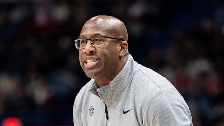 Dec 29, 2025; New Orleans, Louisiana, USA;  New York Knicks Head Coach Mike Brown gives direction against the New Orleans Pelicans during the second half at Smoothie King Center. Mandatory Credit: Stephen Lew-Imagn Images
