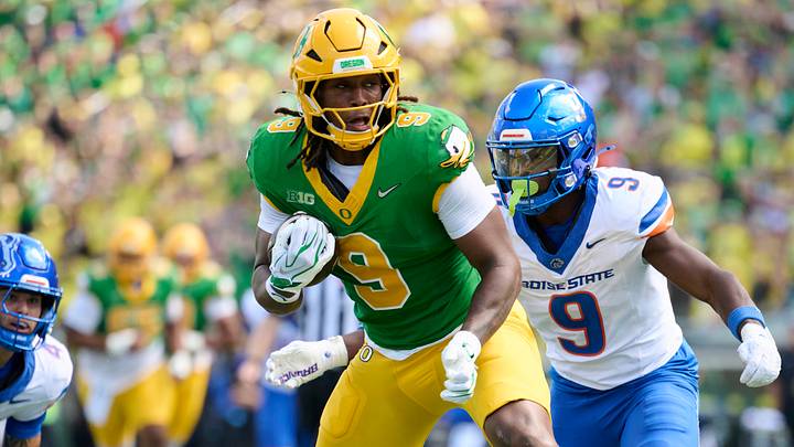 Oregon Ducks tight end Jamari Johnson (9) catches a pass for a touchdown during the first half against Boise State Broncos safety Derek Ganter Jr. (9) at Autzen Stadium. Oregon Ducks tight end Jamari Johnson (9) catches a pass for a touchdown during the first half against Boise State Broncos safety Derek Ganter Jr. (9) at Autzen Stadium.