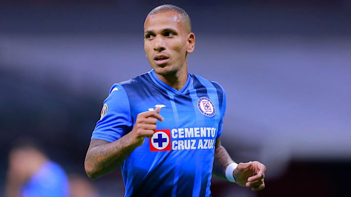 El venezolano Rómulo Otero tuvo un paso muy breve en Cruz Azul, aun cuando la afición quería verlo más tiempo en el campo.