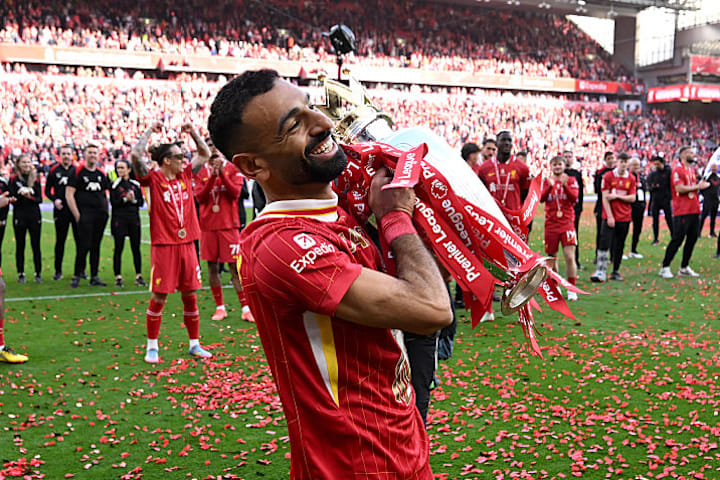 โมฮาเหม็ด ซาลาห์ถือถ้วยแชมเปียนชิพพรีเมียร์ลีก