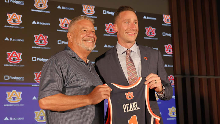 Sep 24, 2025; Auburn, AL, USA; Auburn Tigers head basketball coach Steven Pearl and his father, former head coach Bruce Pearl, at his introductory news conference on Wednesday. Mandatory Credit: John Reed-Imagn Images Sep 24, 2025; Auburn, AL, USA; Auburn Tigers head basketball coach Steven Pearl and his father, former head coach Bruce Pearl, at his introductory news conference on Wednesday. Mandatory Credit: John Reed-Imagn Images
