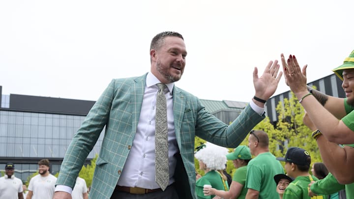 Sep 6, 2025; Eugene, Oregon, USA; Oregon Ducks head coach Dan Lanning greets fans as the Oregon Ducks football team walk to the locker room before a game against the Oklahoma State Cowboys at Autzen Stadium. Mandatory Credit: Troy Wayrynen-Imagn Images Sep 6, 2025; Eugene, Oregon, USA; Oregon Ducks head coach Dan Lanning greets fans as the Oregon Ducks football team walk to the locker room before a game against the Oklahoma State Cowboys at Autzen Stadium. Mandatory Credit: Troy Wayrynen-Imagn Images