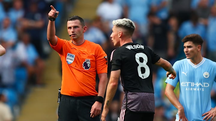 Michael Oliver lors de la rencontre entre Manchester City et Fulham