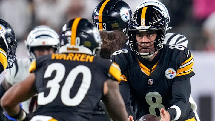 Pittsburgh Steelers quarterback Aaron Rodgers (8) tosses back to running back Jaylen Warren (30) in the third quarter of the NFL Week 7 game between the Cincinnati Bengals and the Pittsburgh Steelers at Paycor Stadium in downtown Cincinnati on Thursday, Oct. 16, 2025. The Bengals won, 33-31.