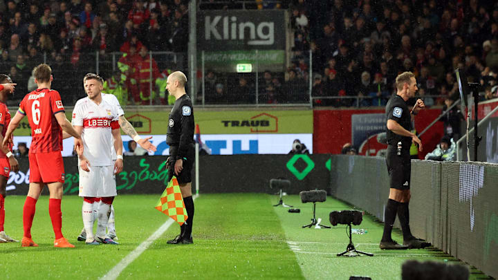 Stegemann (r.) schaut, Demirovic (2. v. l.) hadert