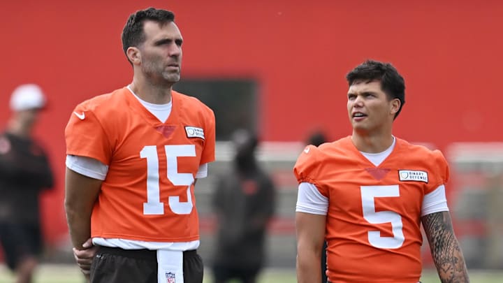 Jun 10, 2025; Berea, OH, USA; Cleveland Browns quarterback Dillon Gabriel (5) talks to quarterback Joe Flacco (15) during minicamp at CrossCountry Mortgage Campus. Mandatory Credit: Ken Blaze-Imagn Images