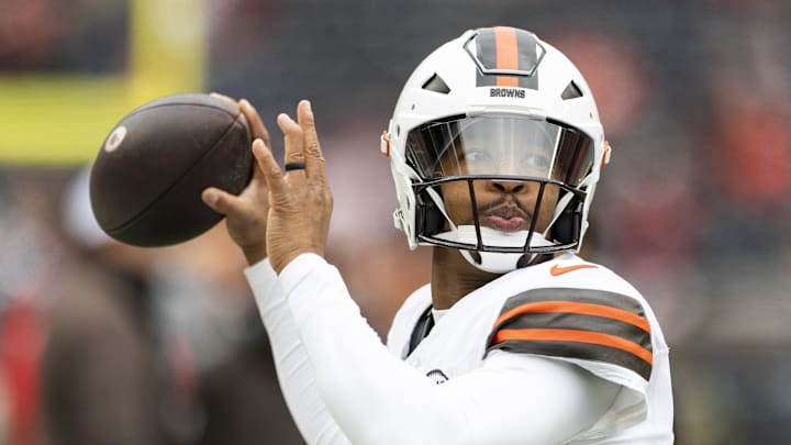 Cleveland Browns quarterback Jameis Winston warms up for a game.