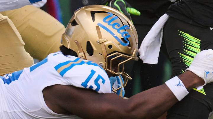 Oct 10, 2026; Eugene, Oregon, USA; Oregon Ducks running back Dierre Hill Jr. (6) carries the ball during the second half against UCLA Bruins linebacker Sammy Omosigho (10) and defensive lineman Sahir West (15) at Autzen Stadium. Mandatory Credit: Troy Wayrynen-Imagn Images Oct 10, 2026; Eugene, Oregon, USA; Oregon Ducks running back Dierre Hill Jr. (6) carries the ball during the second half against UCLA Bruins linebacker Sammy Omosigho (10) and defensive lineman Sahir West (15) at Autzen Stadium. Mandatory Credit: Troy Wayrynen-Imagn Images