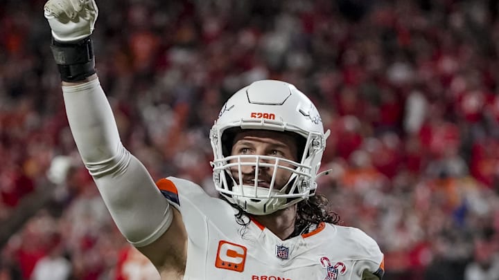 Dec 25, 2025; Kansas City, Missouri, USA; Denver Broncos linebacker Alex Singleton (49) celebrates after the game at GEHA Field at Arrowhead Stadium. Mandatory Credit: Denny Medley-Imagn Images Dec 25, 2025; Kansas City, Missouri, USA; Denver Broncos linebacker Alex Singleton (49) celebrates after the game at GEHA Field at Arrowhead Stadium. Mandatory Credit: Denny Medley-Imagn Images