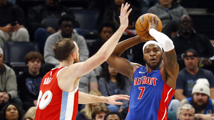 Detroit Pistons forward Paul Reed (7) handles the ball as Memphis Grizzlies center Jay Huff (30) defends during the fourth quarter at FedExForum.