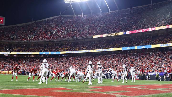 KANSAS CITY, MO - DECEMBER 25: A wide view as the Kansas City Chiefs offense approaches the goal line in the second quarter of a Christmas Day NFL, American Football Herren, USA game between the Denver Broncos and Kansas City Chiefs on December 25, 2025 at GEHA Field at Arrowhead Stadium in Kansas City, MO. 