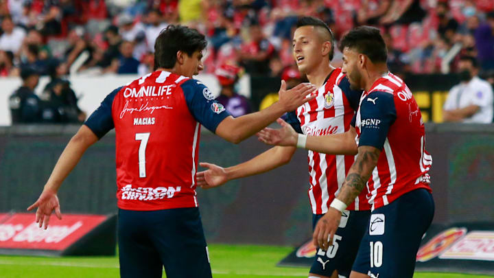 Roberto Alvarado, Jose Macias y Alexis Vega con Chivas