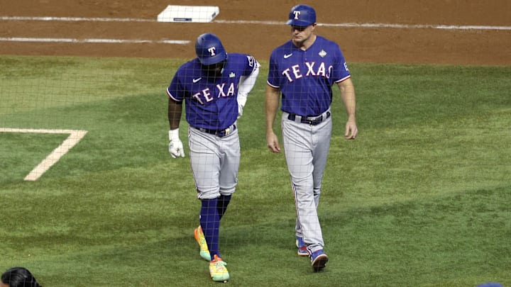 Adolis García abandonó a los Rangers para el resto de la Serie Mundial por una lesión de oblicuo