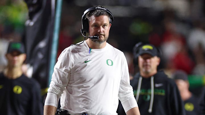 Oct 18, 2025; Piscataway, New Jersey, USA; Oregon Ducks head coach Dan Lanning looks on during the first half against the Rutgers Scarlet Knights at SHI Stadium. Mandatory Credit: Vincent Carchietta-Imagn Images Oct 18, 2025; Piscataway, New Jersey, USA; Oregon Ducks head coach Dan Lanning looks on during the first half against the Rutgers Scarlet Knights at SHI Stadium. Mandatory Credit: Vincent Carchietta-Imagn Images