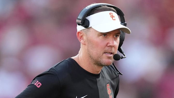 Aug 30, 2025; Los Angeles, California, USA; Southern California Trojans head coach Lincoln Riley talks with Southern California Trojans quarterback Husan Longstreet (4) in the second half against the Missouri State Bears at United Airlines Field at Los Angeles Memorial Coliseum. Mandatory Credit: Kirby Lee-Imagn Images Aug 30, 2025; Los Angeles, California, USA; Southern California Trojans head coach Lincoln Riley talks with Southern California Trojans quarterback Husan Longstreet (4) in the second half against the Missouri State Bears at United Airlines Field at Los Angeles Memorial Coliseum. Mandatory Credit: Kirby Lee-Imagn Images