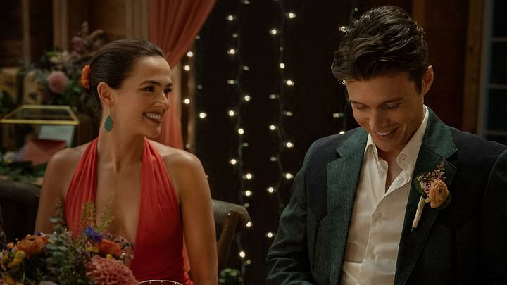 Zoey Deutch as Jill and Nick Robinson as Wes in Voicemails for Isabelle