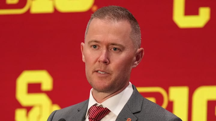 Jul 24, 2025; Las Vegas, NV, USA; USC head coach Lincoln Riley speaks to the media during the Big Ten NCAA college football media days at Mandalay Bay Resort. Mandatory Credit: Lucas Peltier-Imagn Images Jul 24, 2025; Las Vegas, NV, USA; USC head coach Lincoln Riley speaks to the media during the Big Ten NCAA college football media days at Mandalay Bay Resort. Mandatory Credit: Lucas Peltier-Imagn Images