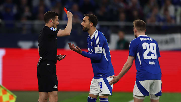 Früher Platzverweis: Kenan Karaman fliegt vom Feld Früher Platzverweis: Kenan Karaman fliegt vom Feld