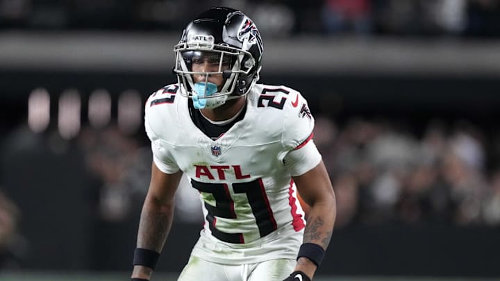The Atlanta Falcons have re-signed starting cornerback Mike Hughes.