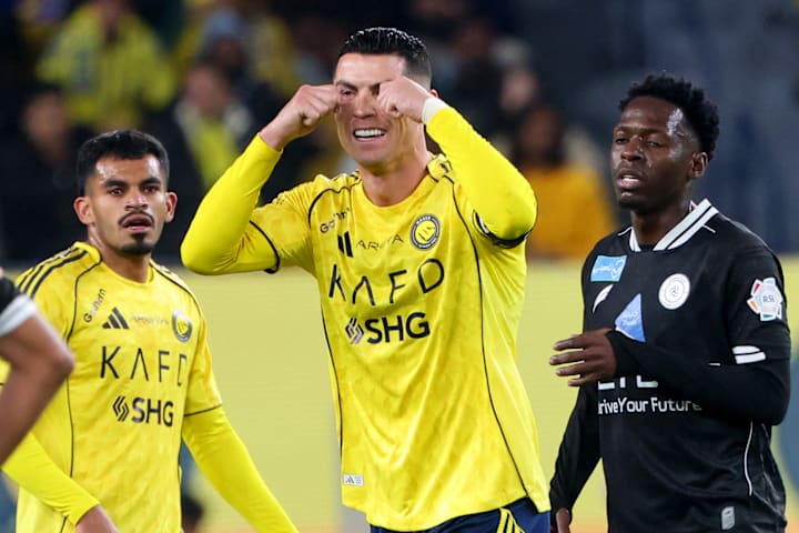 คริสเตียโน่ โรนัลโด้ทำท่าทางเลียนแบบการร้องไห้