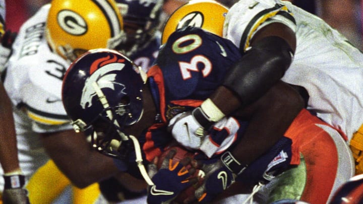 Denver Broncos running back Terrell Davis (30) runs for a touchdown against the Green Bay Packers during Super Bowl XXXII.