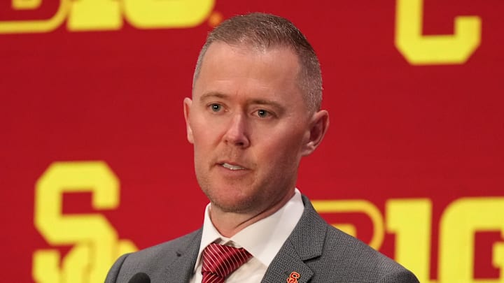 Jul 24, 2025; Las Vegas, NV, USA; USC head coach Lincoln Riley speaks to the media during the Big Ten NCAA college football media days at Mandalay Bay Resort. Mandatory Credit: Lucas Peltier-Imagn Images Jul 24, 2025; Las Vegas, NV, USA; USC head coach Lincoln Riley speaks to the media during the Big Ten NCAA college football media days at Mandalay Bay Resort. Mandatory Credit: Lucas Peltier-Imagn Images