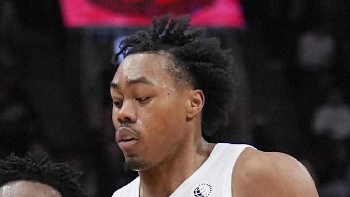 New York Knicks forward OG Anunoby drives to the net against Toronto Raptors guard Scottie Barnes.