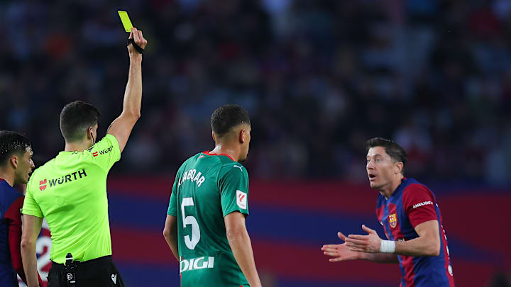 Robert Lewandowski wird verwarnt (Symbolbild)