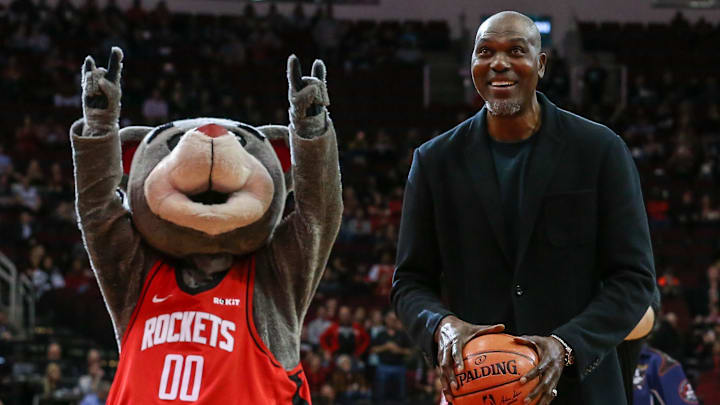 Dec 16, 2019; Houston, TX, USA; Houston Rockets former player and NBA Hall of Fame member Hakeem Olajuwon attempts a ceremonial free throw before a game against the San Antonio Spurs at Toyota Center. Mandatory Credit: Troy Taormina-Imagn Images Dec 16, 2019; Houston, TX, USA; Houston Rockets former player and NBA Hall of Fame member Hakeem Olajuwon attempts a ceremonial free throw before a game against the San Antonio Spurs at Toyota Center. Mandatory Credit: Troy Taormina-Imagn Images
